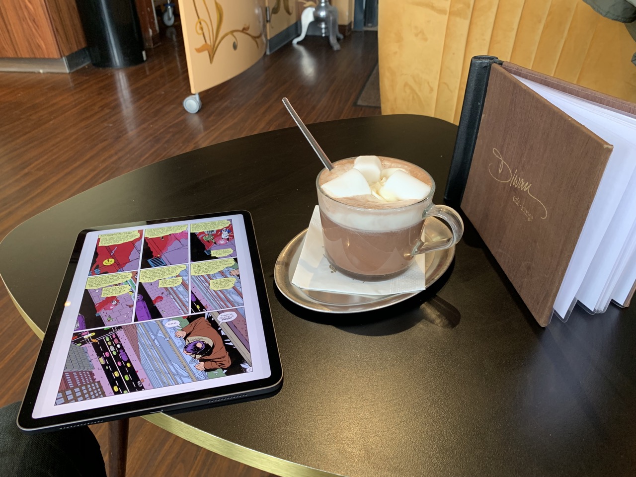 Heiße Schokolade und Comic im Café Haus Diwan in Passau